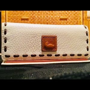 ❤️ Dooney & Bourke Wallet ❤️